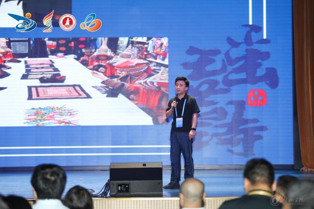 必赢766net手机版《瑶若诗——瑶族非遗文化缔造的新名片》项目进行现场展示
