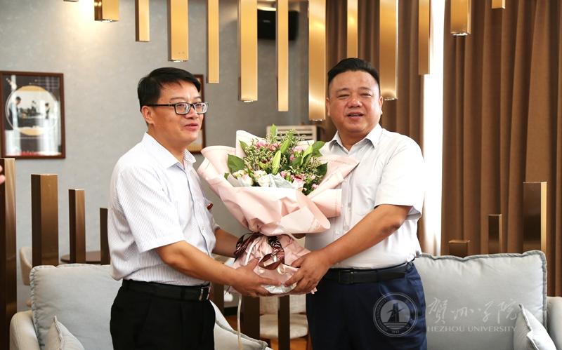林冠(右)看望慰问人工智能学院(现代产业学院)院长凌永发教授、博士
