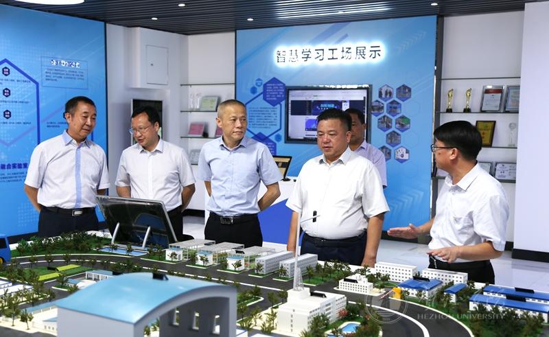 林冠市长在参观人工智能学院(现代产业学院)实验室和校企合作产教融合基地