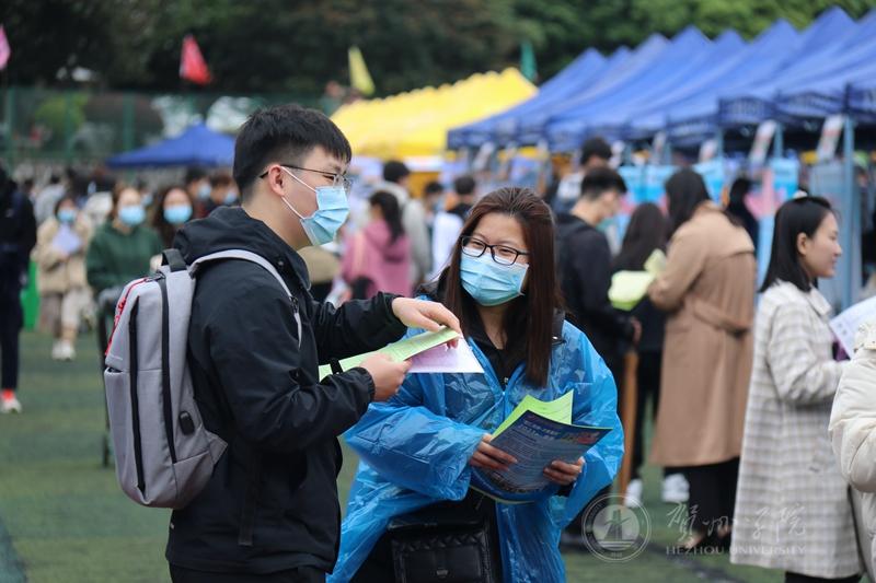 我校毕业生正与用人单位洽谈